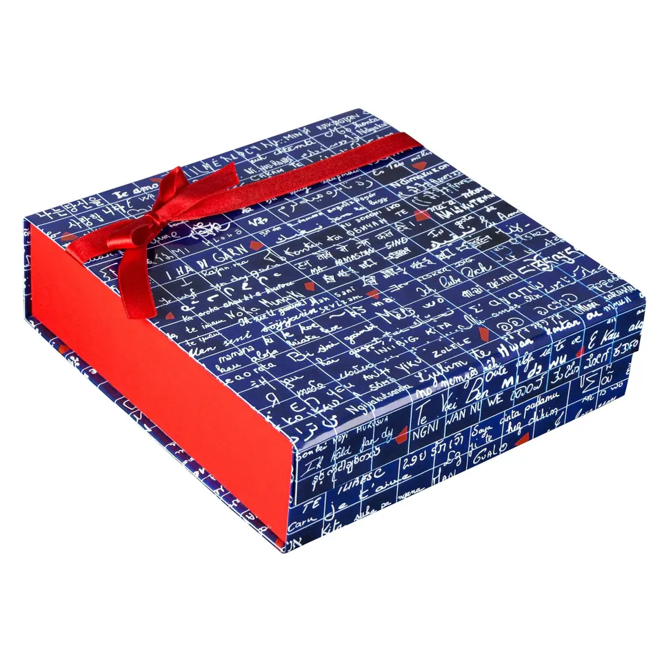 clairefontaine-le-mur-des-je-t-aime-geschenkbox-22x22-5x6-5cm-mit-magnetklappe image 1