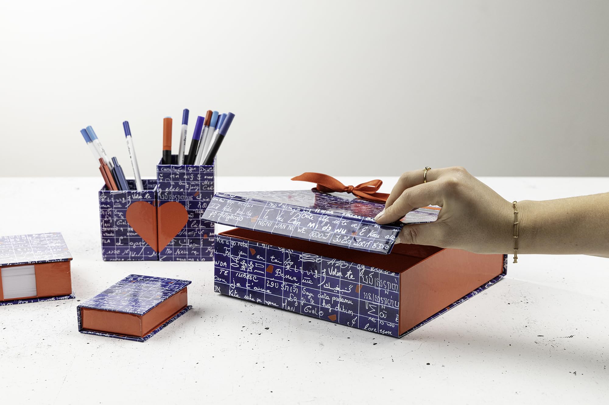clairefontaine-le-mur-des-je-t-aime-geschenkbox-22x22-5x6-5cm-mit-magnetklappe image 4